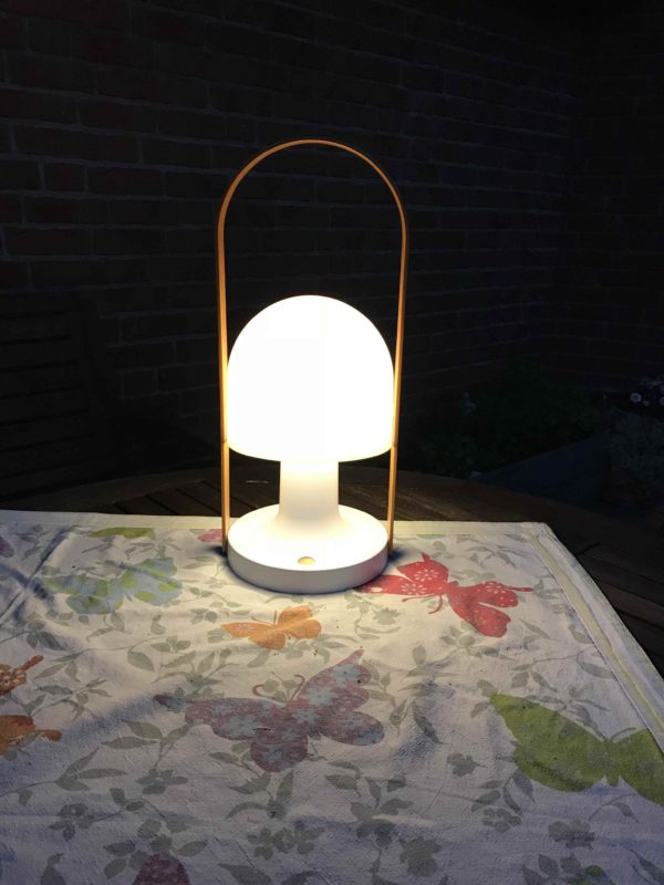 Große Akku Tischlampe außen gehört auf jeden Gartentisch