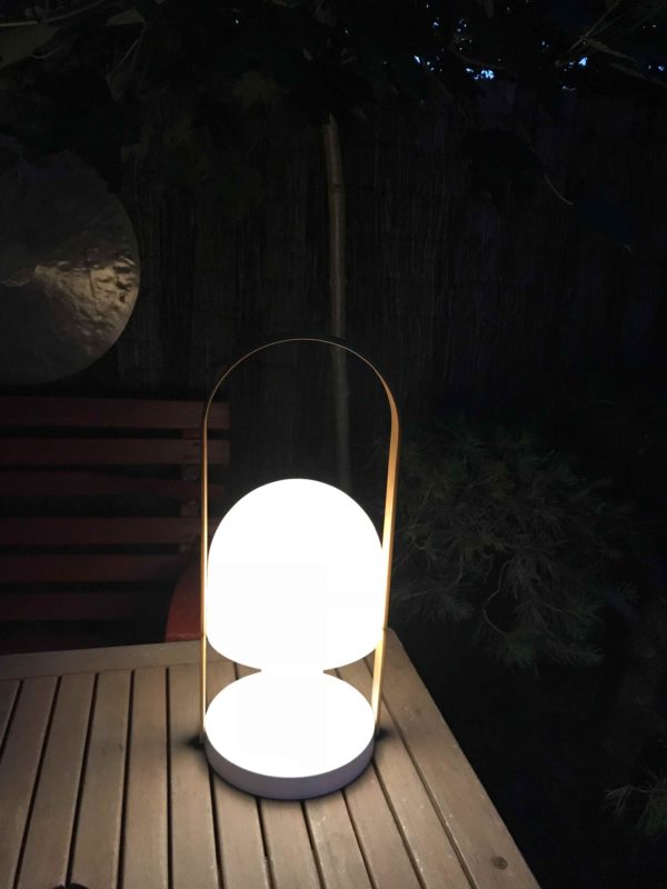 Große Akku Tischlampe außen in Funktion