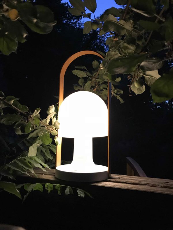 Große Akku Tischlampe bei Nacht