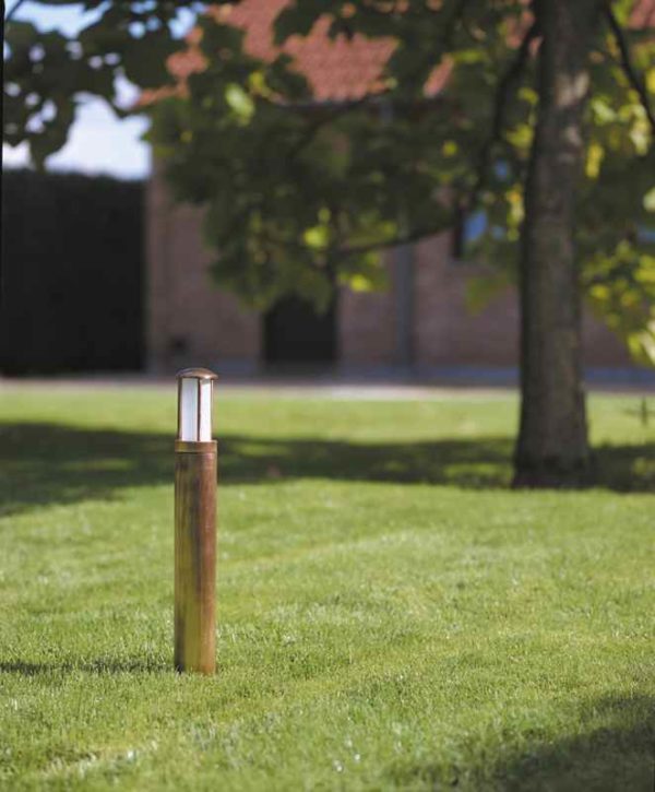 Messing Poller Gartenleuchte auf Rasen