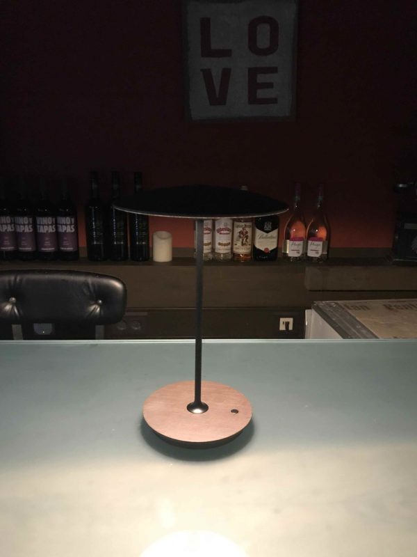 Wengeholz Akku Tischlampe in der Bar
