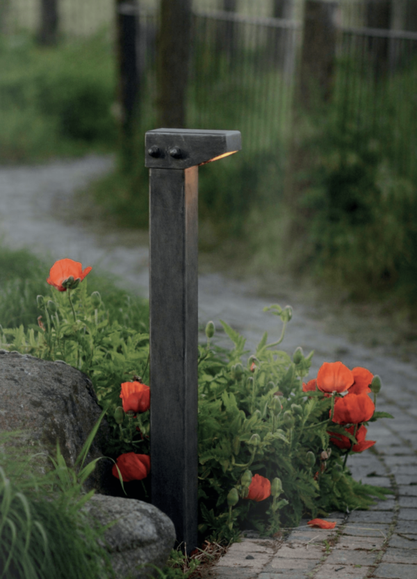 Kleine dezente Pollerleuchte im Beet