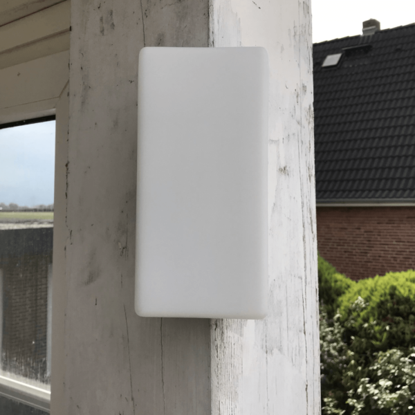 Ecklampe außen auf Holzpfeiler