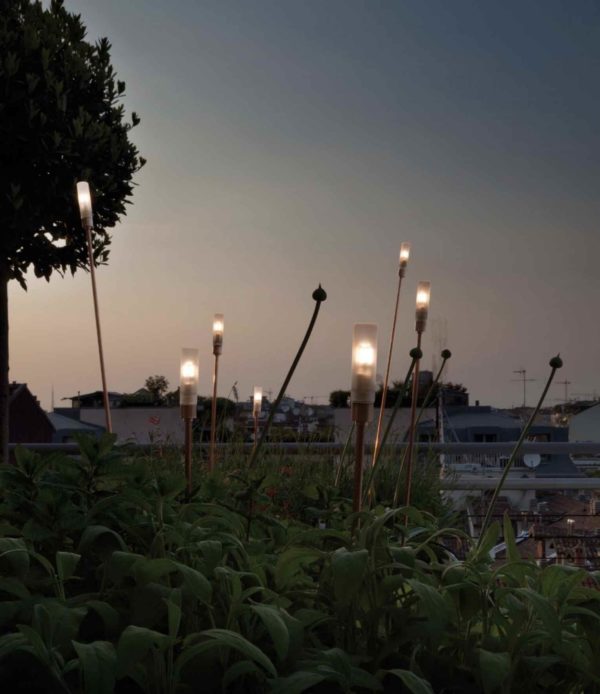 Filigrane Kupfer Gartenleuchten zum Stecken im Beet