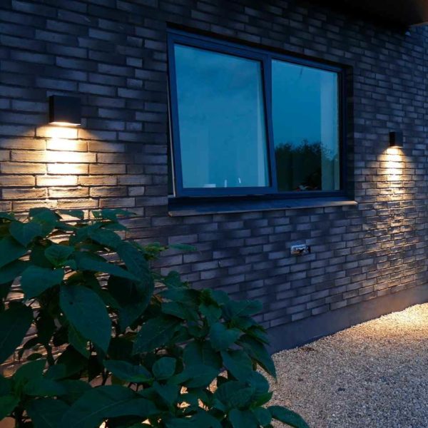 Kleine quadratische verzinkte Wandleuchte außen bei Nacht