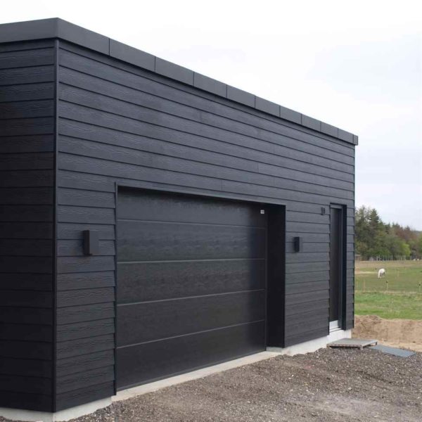 Moderne Außen Wandleuchte GU10 an der Garagenwand