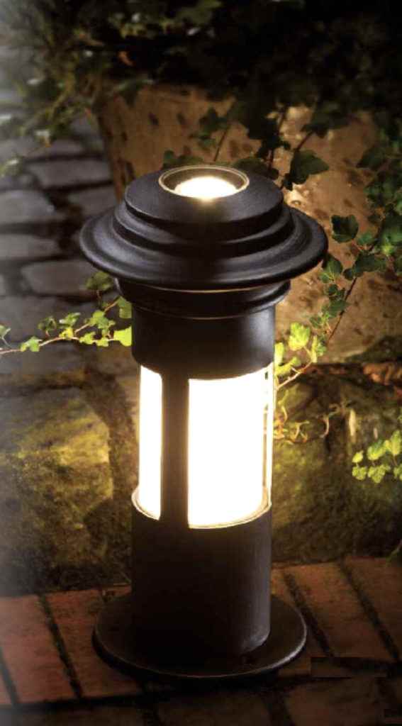 Pollerleuchte mit Strahler- Orientierungslicht und Akzentbeleuchtung