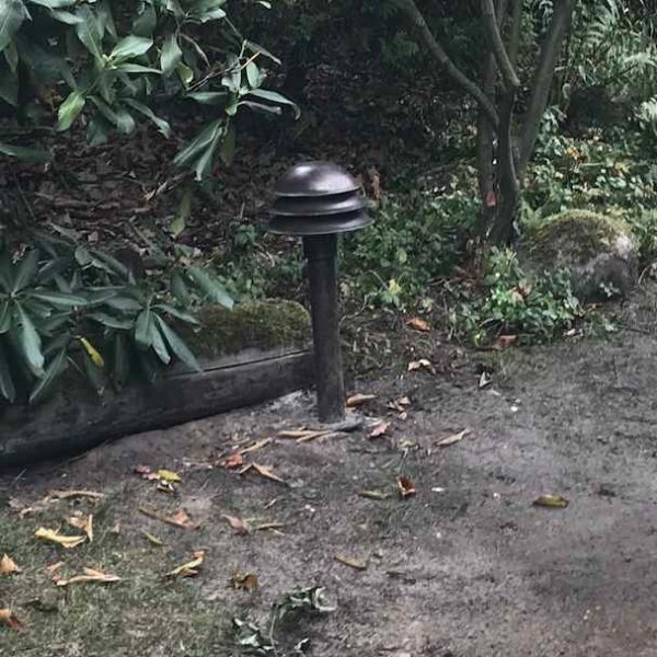 Kleine harmonische Leuchte am Wegesrand im Garten