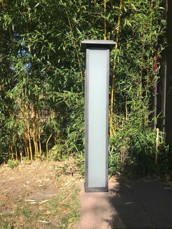 Mediterrane Gartenleuchte Lichtsäule schön in Scene gesetzt