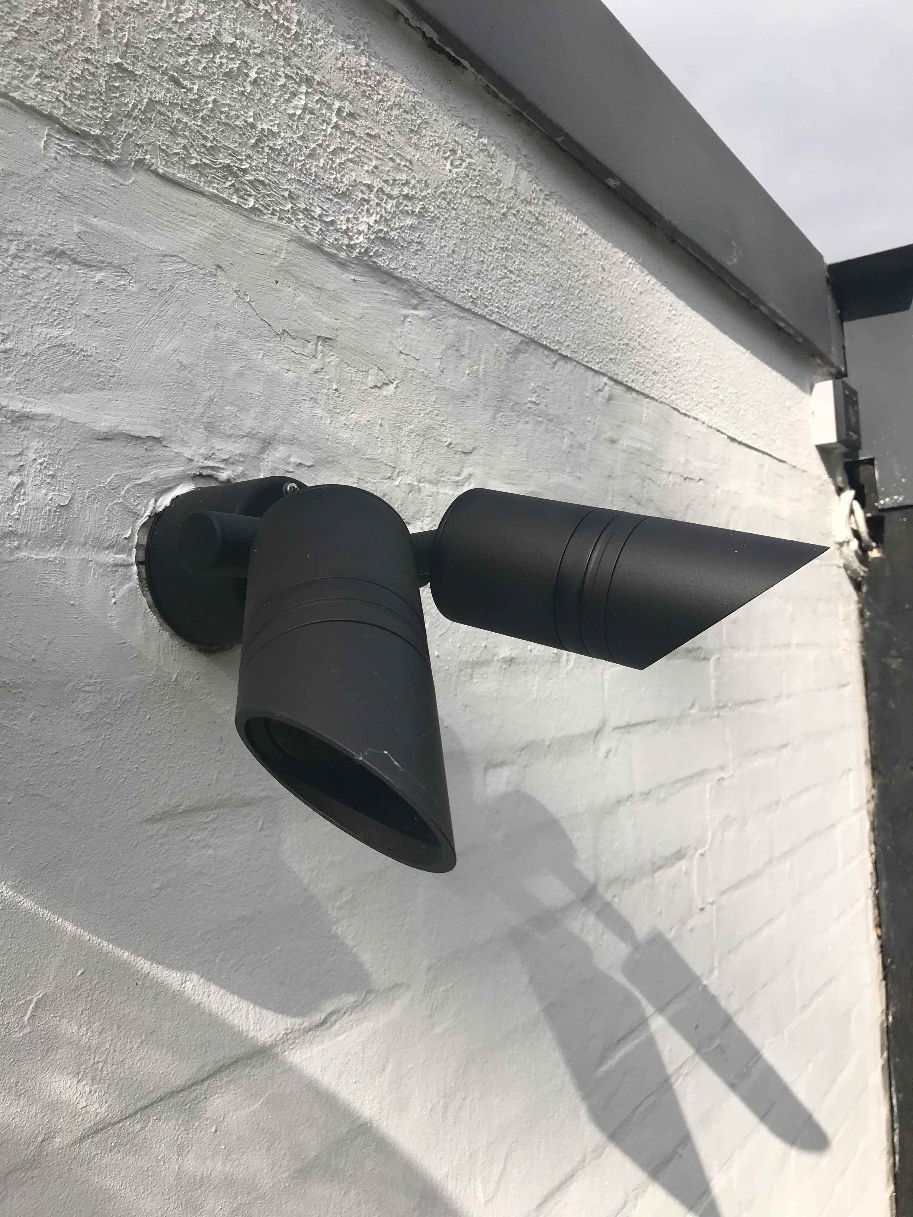 Schwarze LED Doppelspot Wandstrahler außen für maximale Flexibilität