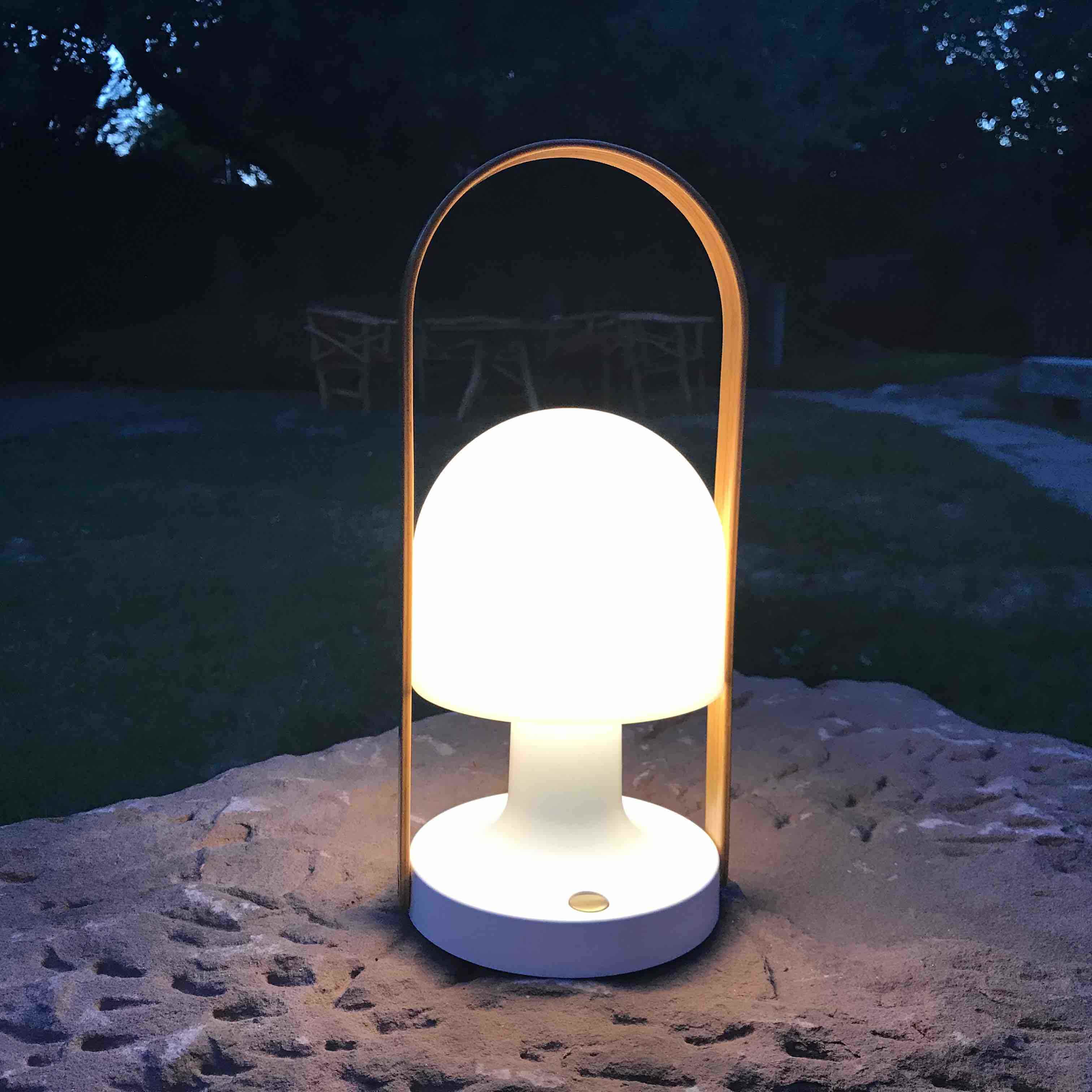 Akku Tischlampe außen die eine große Flexibilität bietet.