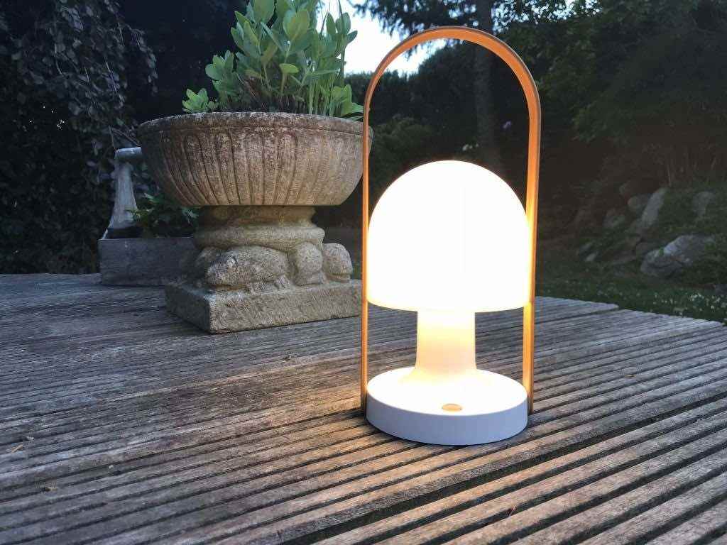 Akku Tischlampe außen in Funktion