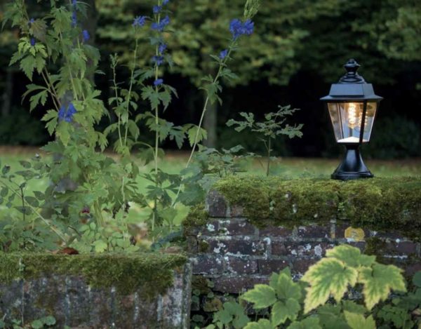 Sockel Gartenlaterne auf einer Mauer