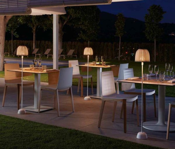 Mediterrane Terassenstehleuchte mit Akku im Restaurant