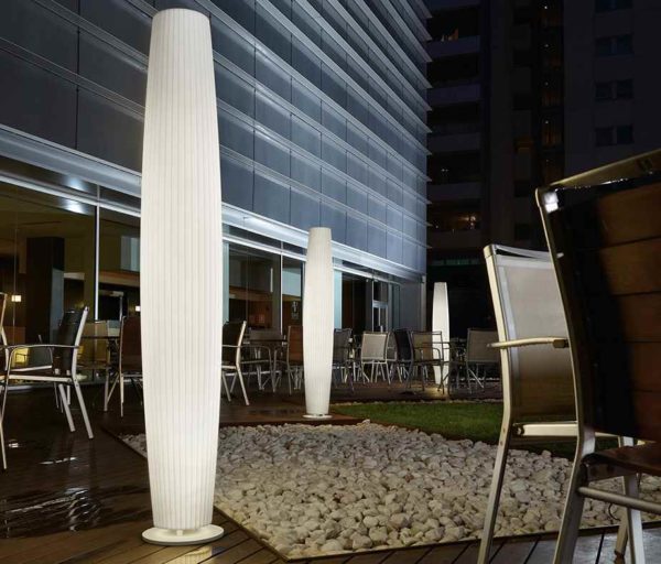Schlanke Terrassen Stehlampe Anwendung