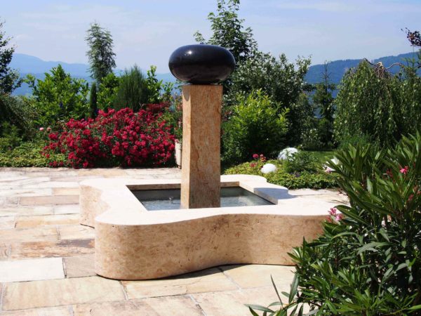 Exklusive kunstvolle Gartenbrunnen Anlage