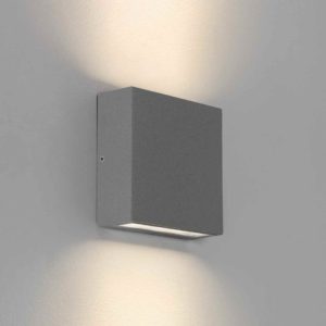 Silberne quadratische Wandlampe für außen