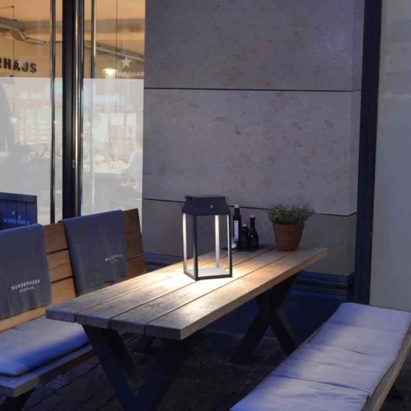 Schwarze Solar Tisch und Gartenleuchte