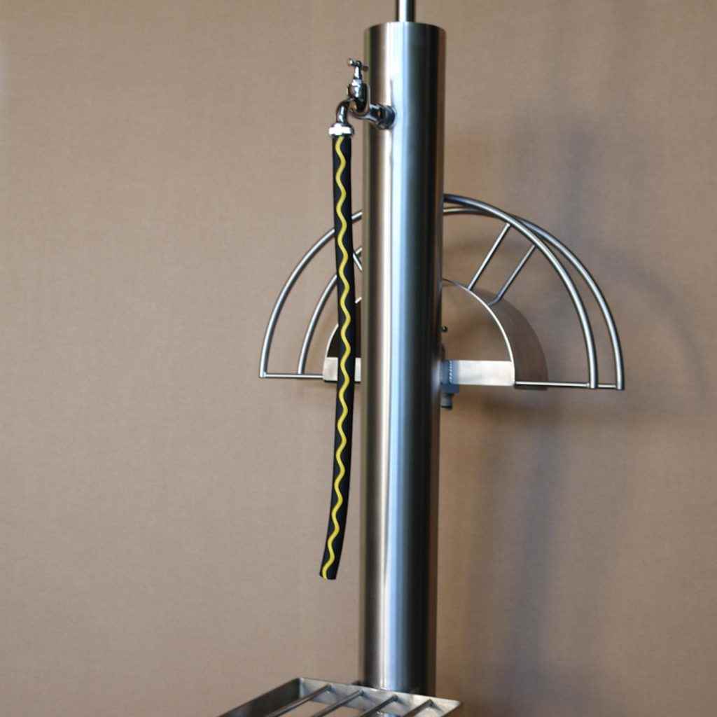 Garten Wasserstation aus Edelstahl mit Schlauchhalter