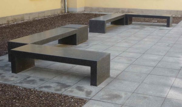 Moderne Basalt Beton Gartenbank in Formation