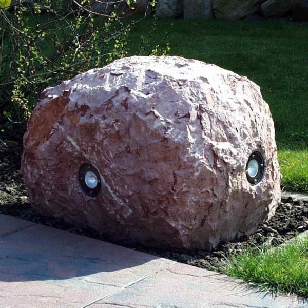 Großer Naturstein mit Beleuchtung an der Terrasse