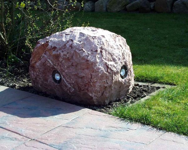 Großer Naturstein mit Beleuchtung an der Terrasse mit 2 Spots