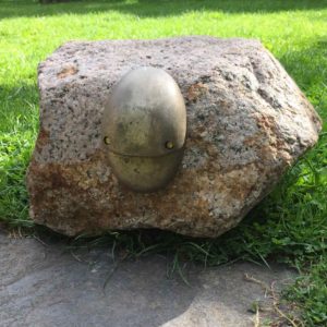Individuelle Wegleuchte aus Bronze und Stein