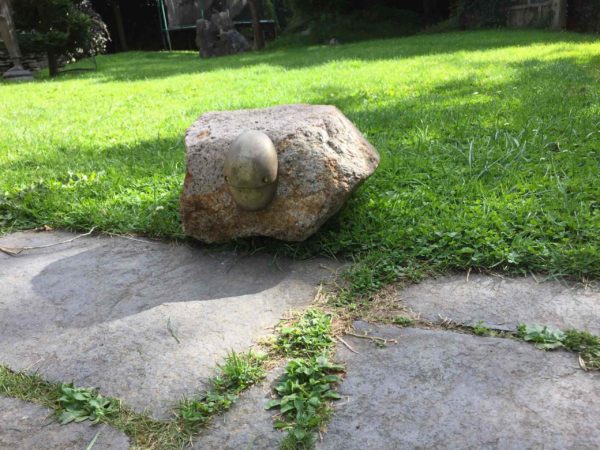 Individuelle blendfreie Wegleuchte aus Naturstein
