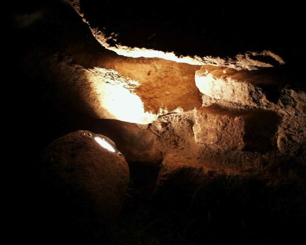 Natursteinwand beleuchtet mit einer Natursteinleuchte