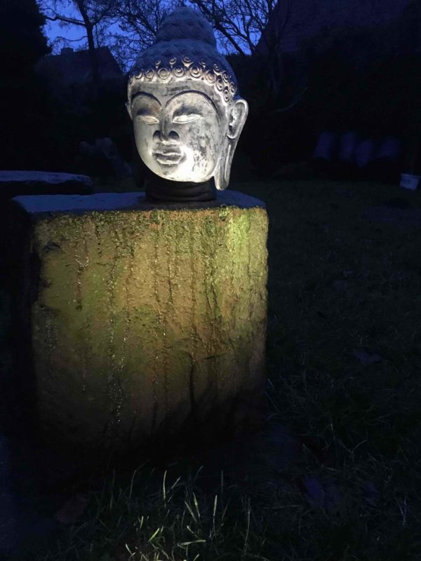 Buddhakopf nachts beleuchtet, Buddhakopf abends und tagsüber eine schöne Erscheinung