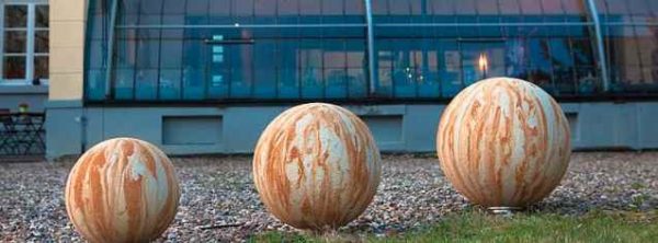 Garten Kugelleuchten Sandstein in ausgeschaltetem Zustand