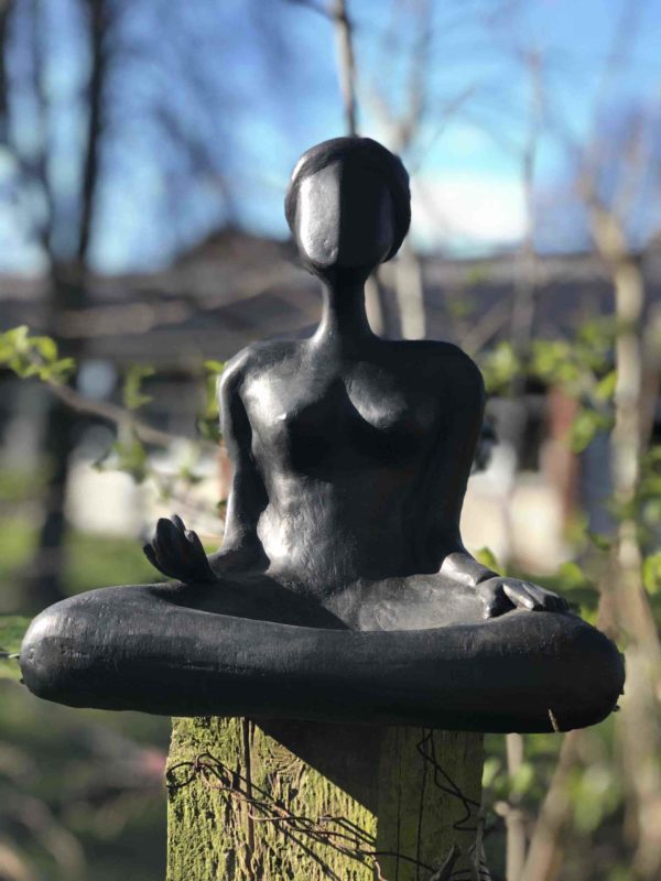 Meditation Frauen Skulptur im Garten