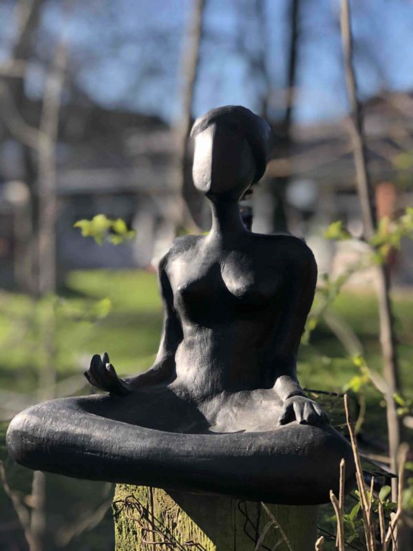Schöne weibliche Meditationsskulptur
