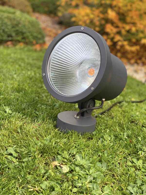 Aufbaustrahler für große Bäume mit Anbausockel