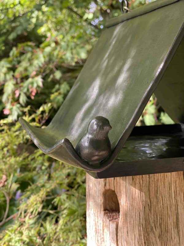 Kleines hochwertiges Garten Vogelfutterhaus mit Vögelchen