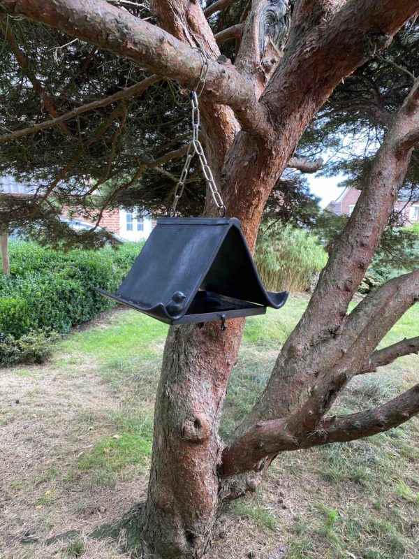 Kleines hochwertiges Garten Vogelfutterhaus mit Vögelchen zum Hängen