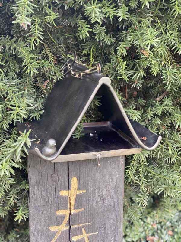 Kleines hochwertiges Garten Vogelfutterhäuschen