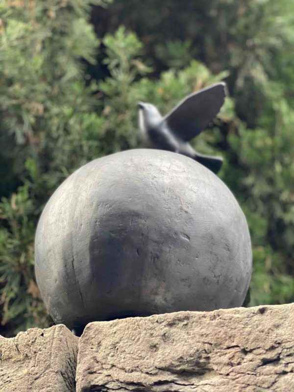 Vogel Gartenskulptur auf patinierter Kupferkugel