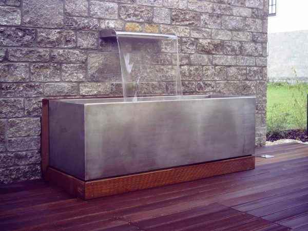 Wunderschöne Wasserwand für die Terrasse