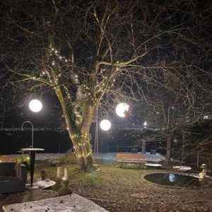 Baum mit großen leuchtenden Kugeln