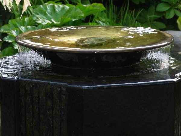 Exklusiver Garten- und Terrassenbrunnen aus Basalt mit Bronzeschale