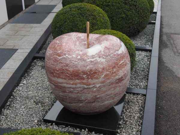 Grosse Apfelskulptur