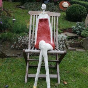 Lady Garten Skulptur sitzend aus Beton