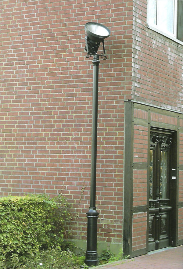 Großer Mast mit großem Strahler