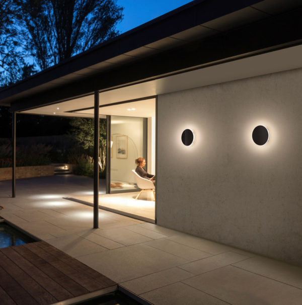 Schöne Wandleuchten im Bereich der Terrasse