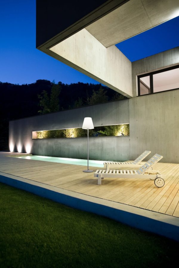 Stehlampe für das grüne Wohnzimmer im Außenbereich Anwenung Terrasse am Pool