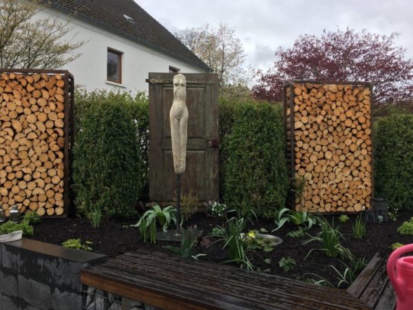 Stilvolle Erotik Gartenskulptur aus Beton auf einem Stab