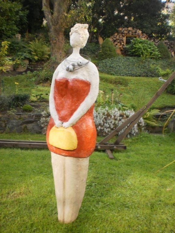 Wartende Lady Garten Skulptur aus Beton im Rasen