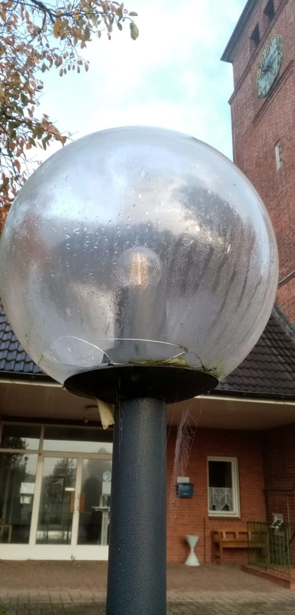 Beispiel defektes Kugelglas vor einer Kirche