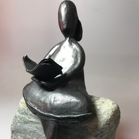Figur Skulptur lesende Frau